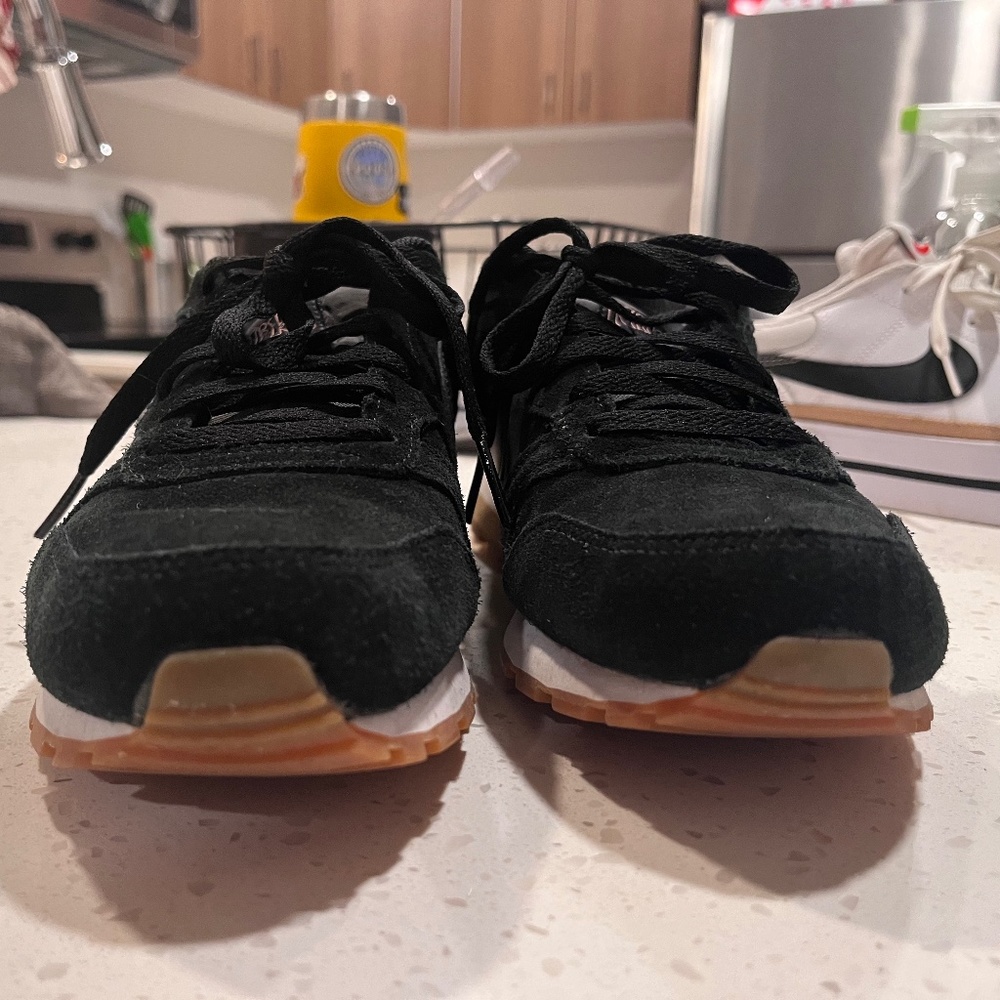 Women Nike Tennis Shoe
